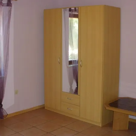 Corry 1 Apartmán Ravni